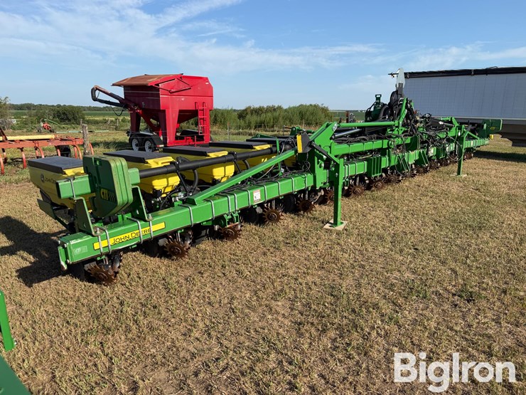 2018-john-deere-1725-image-3