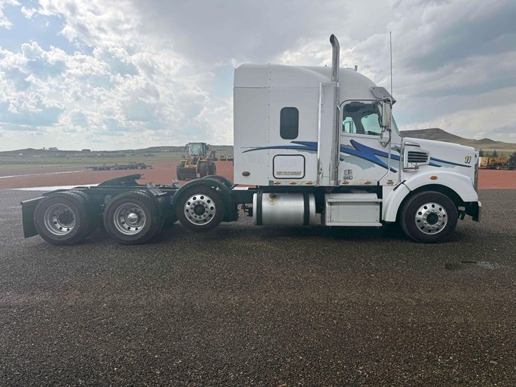 2018-freightliner-semi-image-6
