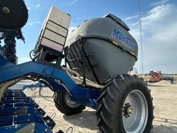aguru-12-row-strip-till-bar6430-vertical-fold-toolbar-400-series-rowcrop-chassis-9t-montag-tank-image-13