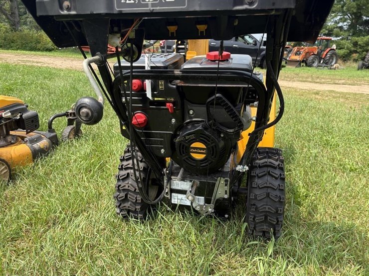 cub-cadet-3x-24"-three-stage-snow-blower-image-8