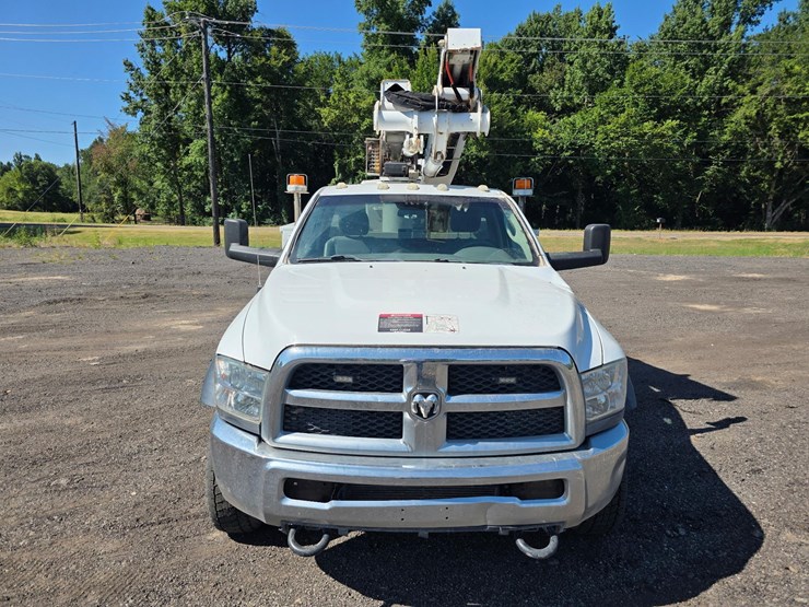 dodge-5500-bucket-truck.-image-6