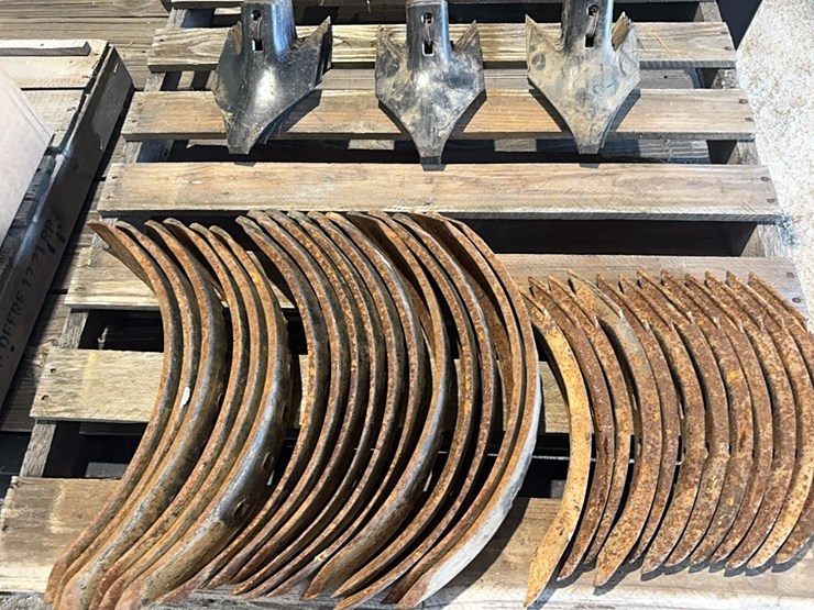 jd-chisel-plow-twisted-shovels-image-2