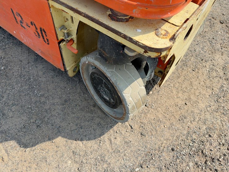 2013-jlg-1230es-image-5