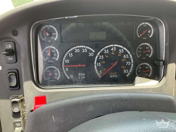 2003-freightliner-m2-106-image-15