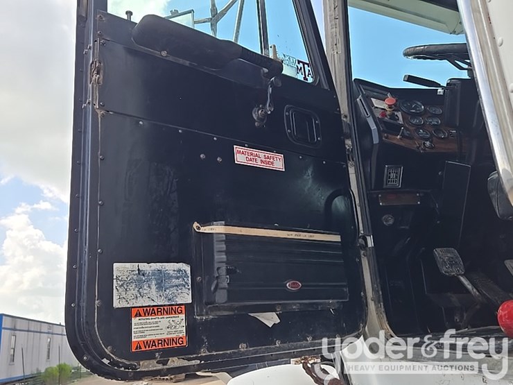 2000-peterbilt-357-image-60