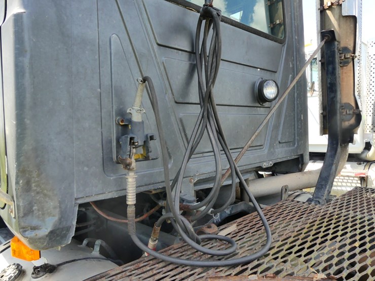 1997-mack-ch612-image-9
