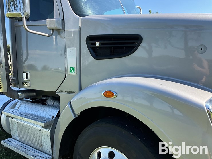 2016-freightliner-122sd-image-19
