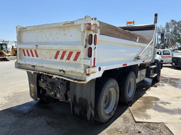 2013-freightliner-114sd-image-3
