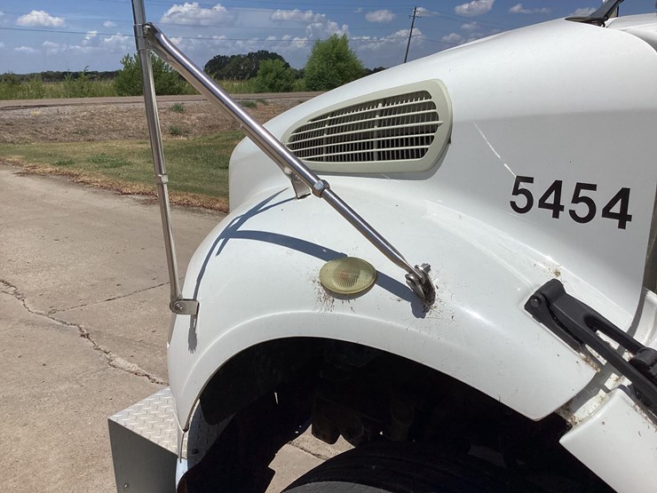 2014-freightliner-m2-image-9