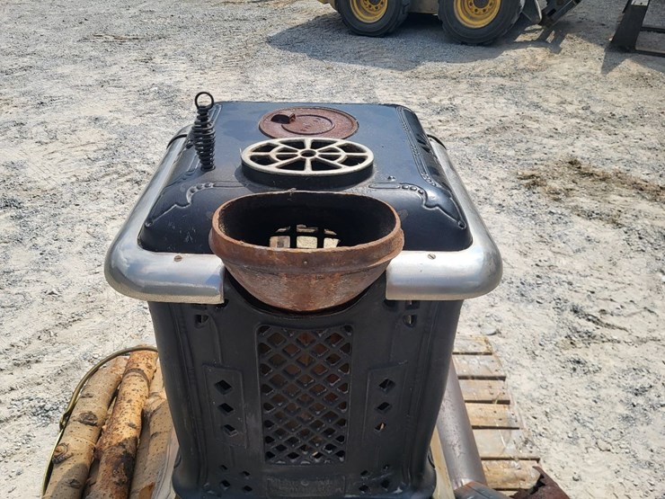 brilliant-the-wemble-co.--no-16-176-cast-wood-burning-stove-image-11