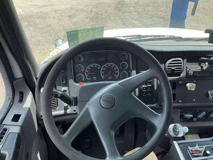 2004-freightliner-m2-106-image-18