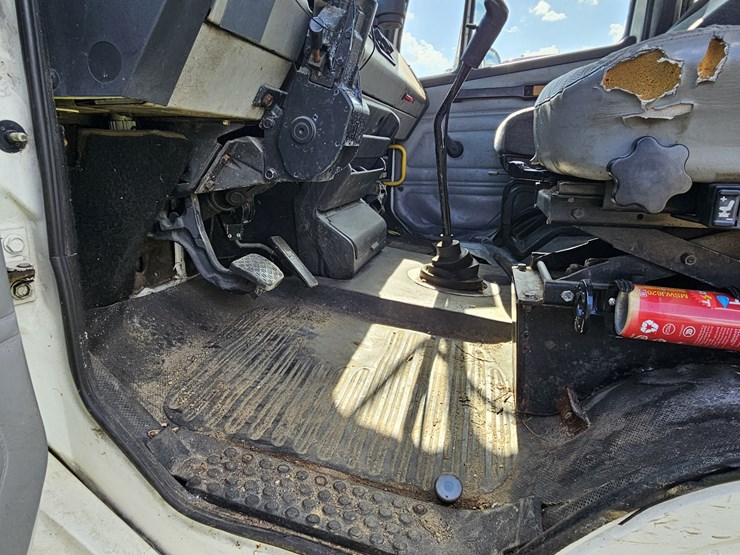 2001-freightliner-fl80-image-13