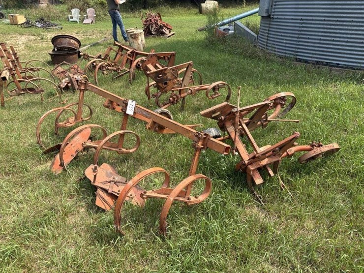 allis-chalmers-2-row-cultivator---off-d15-image-2