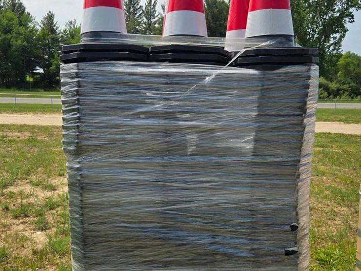 #2063-•-250-traffic-cones-image-1