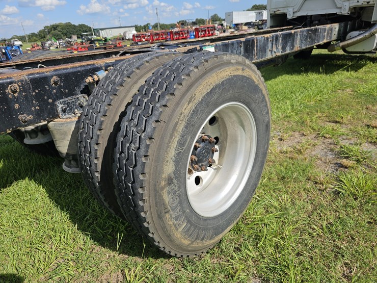 2001-freightliner-fl80-image-7