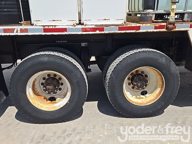 2012-peterbilt-348-image-14