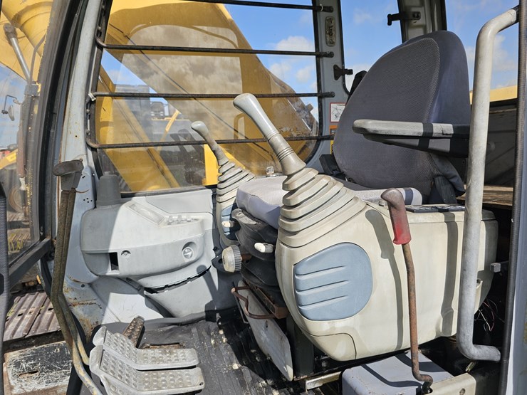 deere-200-lc-image-13