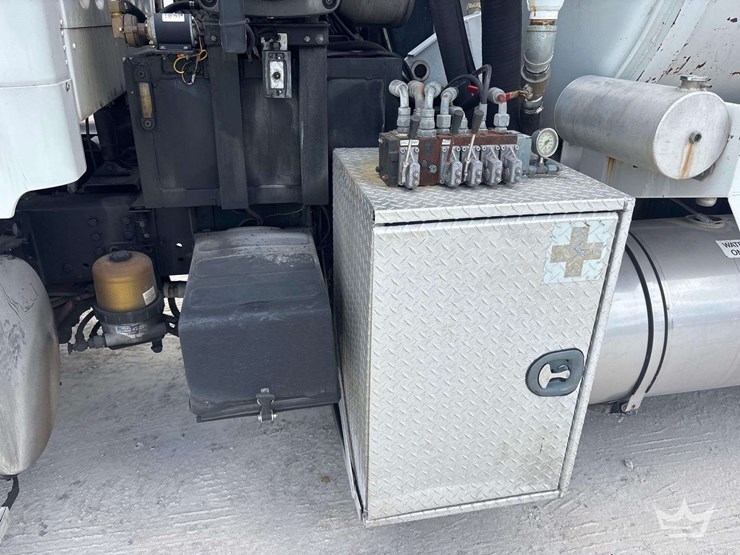 2015-freightliner-114sd-image-19