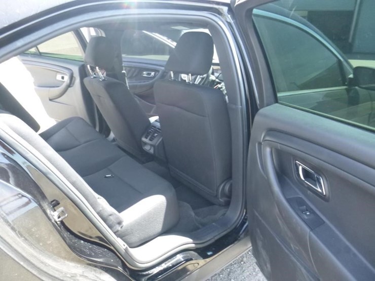 2015-ford-taurus-sedan-image-8