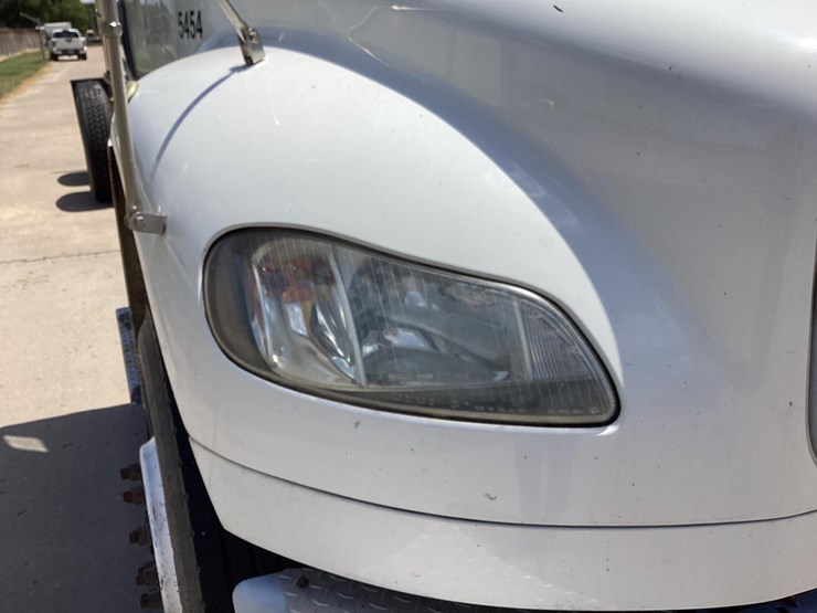 2014-freightliner-m2-image-18