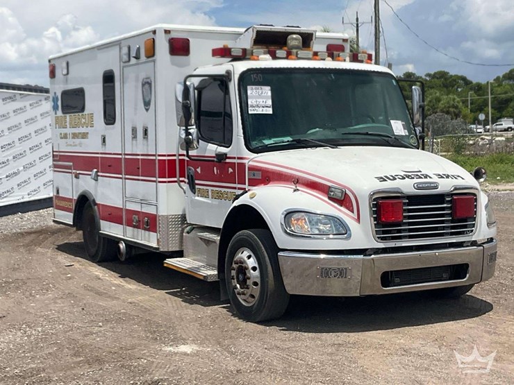 2003-freightliner-m2-106-image-2