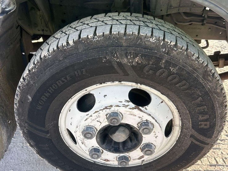 2006-isuzu-npr-image-32