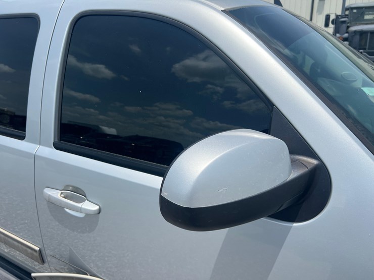 2012-chevrolet-suburban-image-13