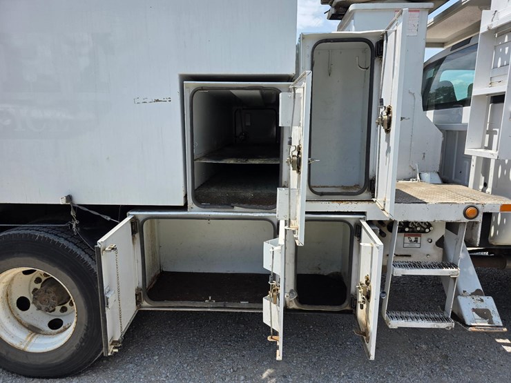 f750-bucket-truck-image-10