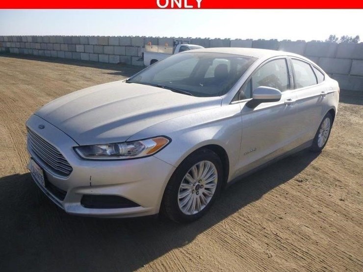 2016-ford-fusion-hybrid-sedan-image-1
