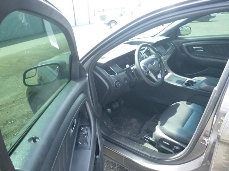 2015-ford-taurus-sedan-image-5