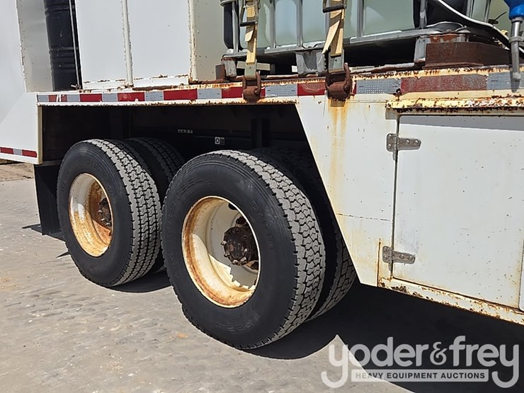 2012-peterbilt-348-image-13