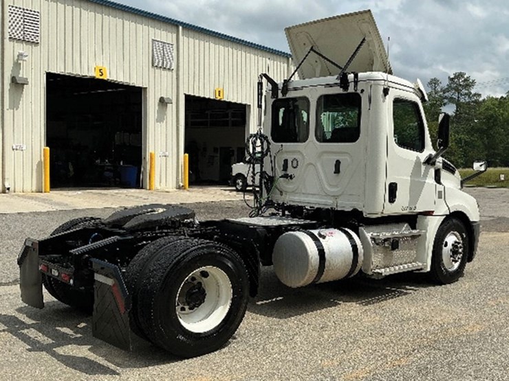 2019-freightliner-cascadia-126-image-2