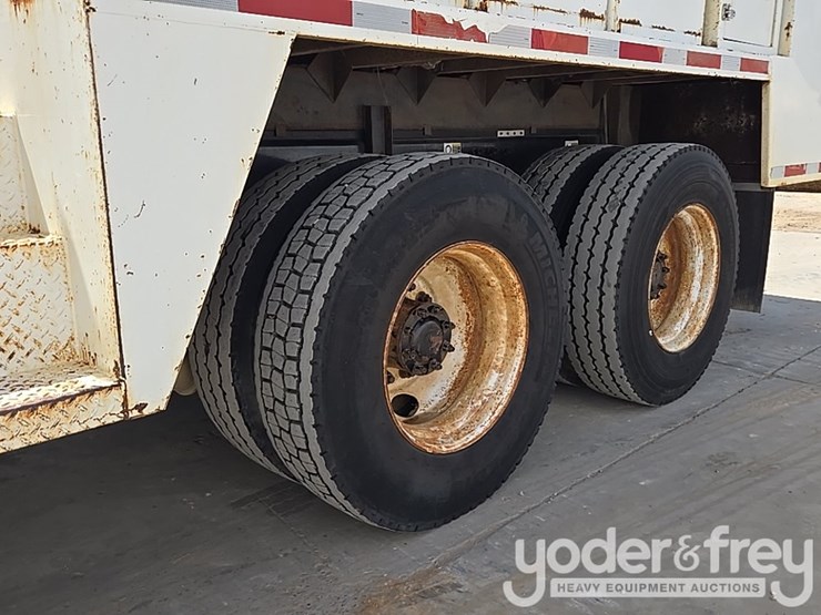 2012-peterbilt-348-image-10