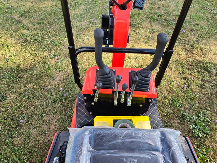 #2013-•-me15-mini-excavator-image-10