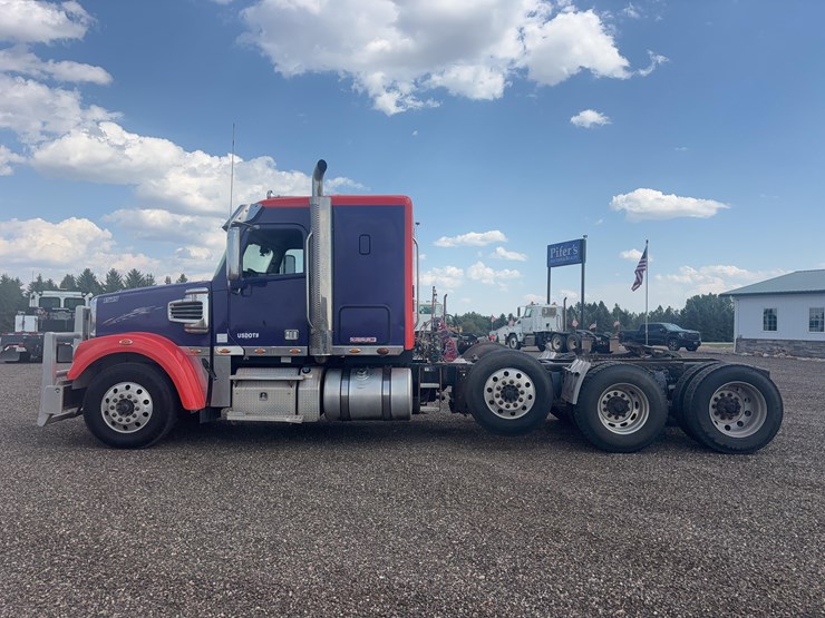 2015-freightliner-122sd-semi-image-8