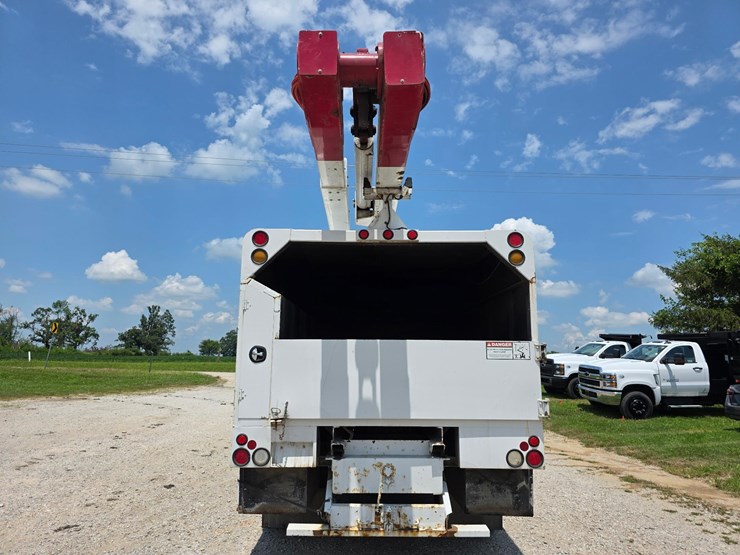 f750-bucket-truck-image-4