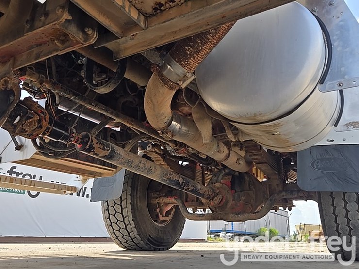 2000-peterbilt-357-image-28