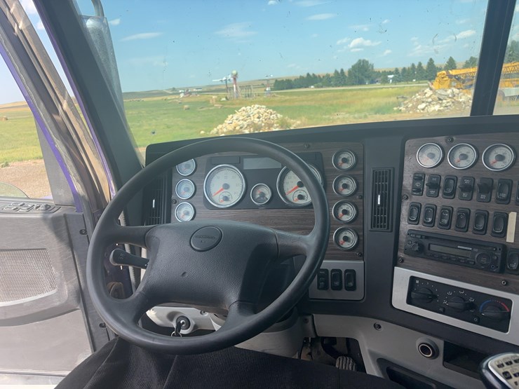 2015-freightliner-122sd-semi-image-34