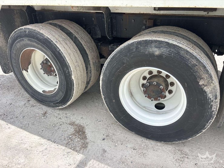 2015-freightliner-114sd-image-31
