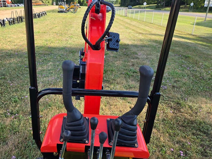 #2012-•-me15-mini-excavator-image-11