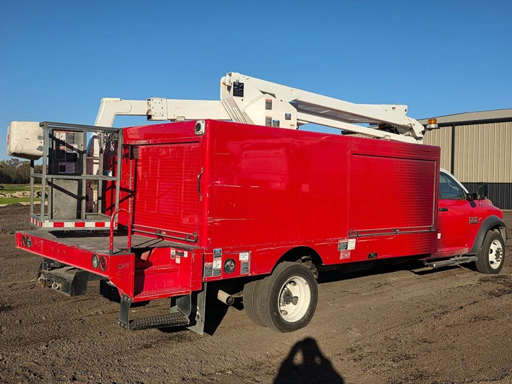 2017-ram-5500-bucket-truck-image-2