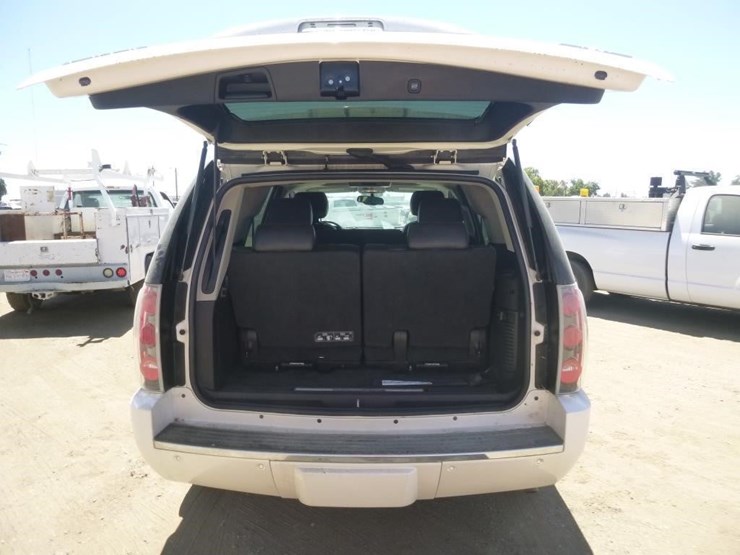 2011-gmc-yukon-denali-image-24