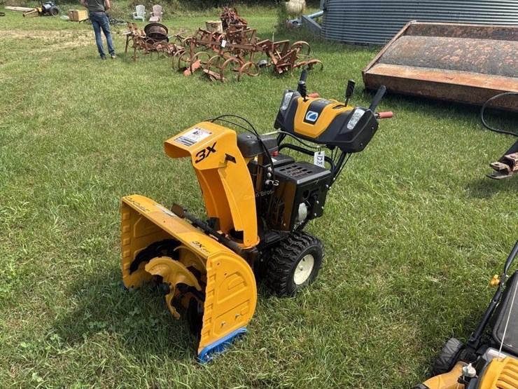 cub-cadet-3x-24"-three-stage-snow-blower-image-1