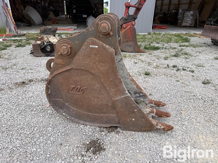 tag-24"-excavator-bucket-image-4