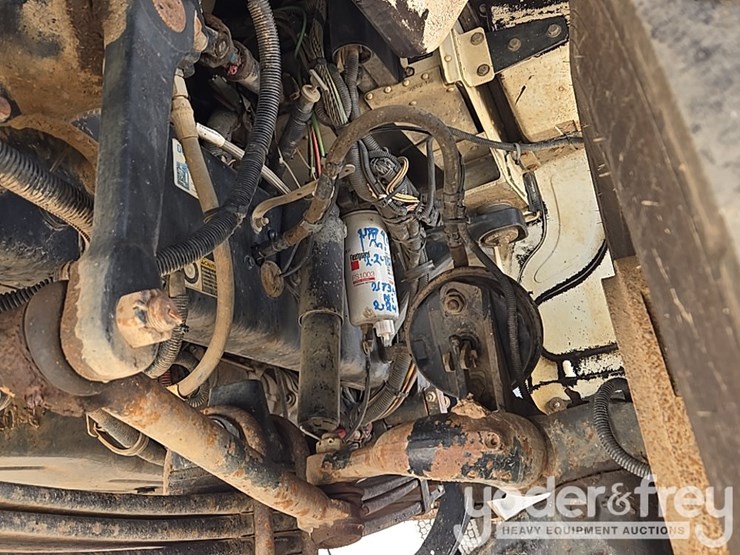 2012-peterbilt-348-image-17