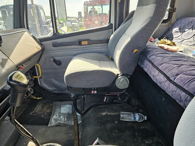 2001-freightliner-fl80-image-10