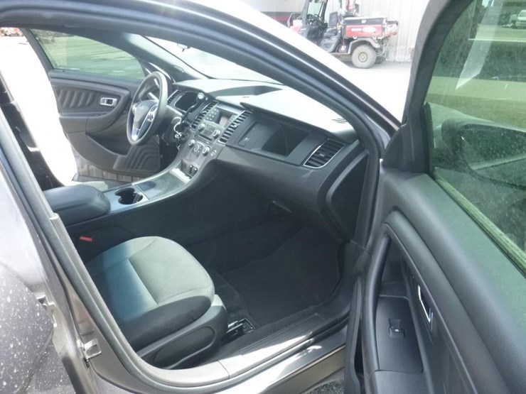2015-ford-taurus-sedan-image-6