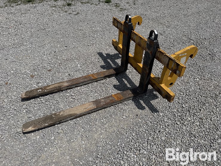 john-deere-wheel-loader-pallet-forks-image-1