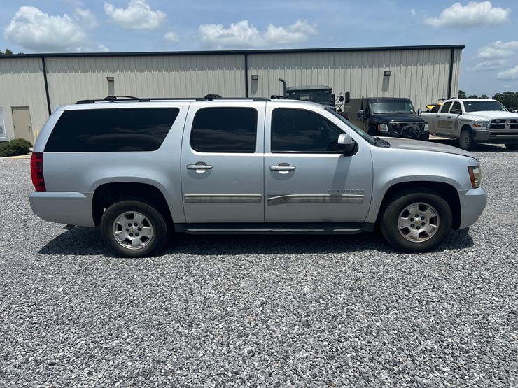 2012-chevrolet-suburban-image-4