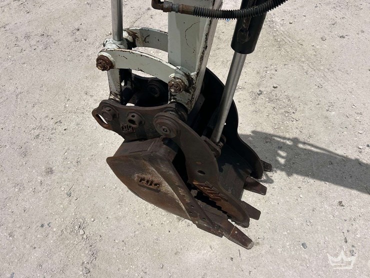 2022-takeuchi-tb225-image-15